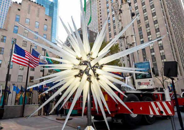 Árvore do Rockefeller Center recebe estrela Swarovski | FENINJER+