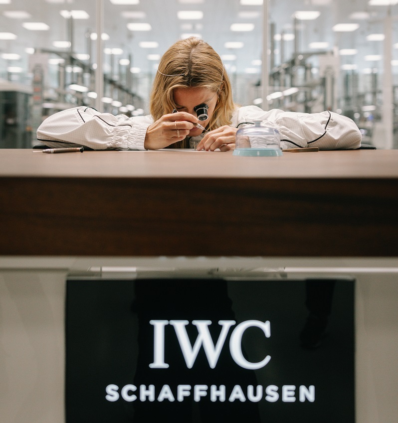 Gisele Buendchen durante visita ao ‘IWC Schaffhausen Manufacturing Center’. Foto: Remy Steiner/Getty images for IWC Schaffhausen